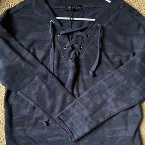SANCTUARY LACE UP FRONT CAMO CREWNECK SIZE SMALL